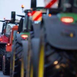 Tractors drive to a protest demonstration at the Brandenburg Gate towards the city center on January 15, 2024.  (Source: dpa/Sebastian Gollnow)